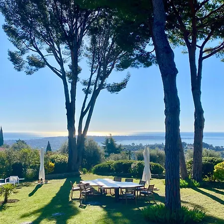 Domaine Des Encourdoules Guest house *